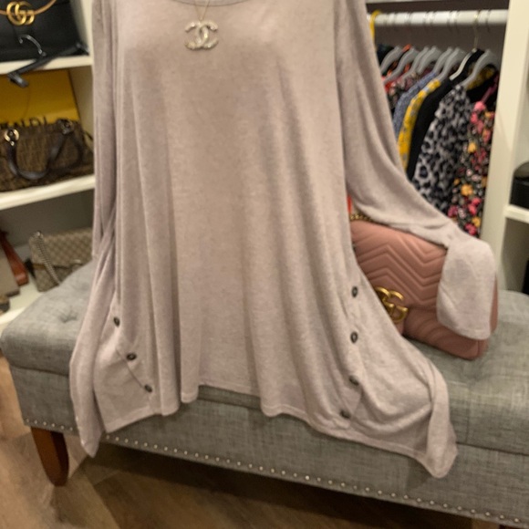 - Top That can be layered have buttons down sides - Picture 2 of 14